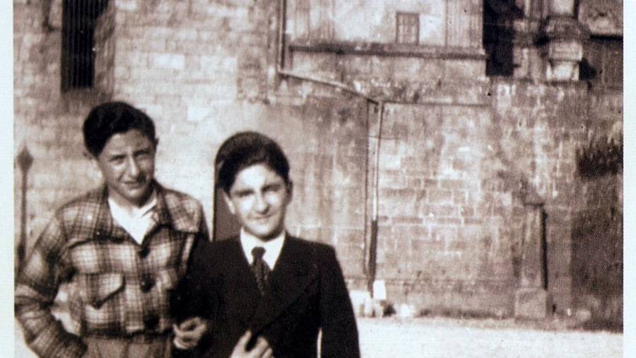 Isaac, na Praza do Obradoiro, co seu amigo Gernán Fernández, no ano 1934.