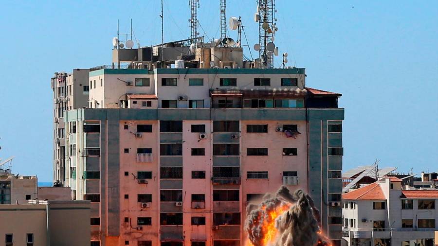 Territorios palestinos, Ciudad de Gaza: Al-Jalaa torre, que alberga apartamentos y varios medios de comunicación outlets, incluyendo La Associated Press y Al Jazeera, se derrumba después de ser alcanzado por ataques aéreos israelíes, entre el escalating llamarada de israelí-violencia palestina. Foto: Mohammed Talatene/dpa 15/05/2021 Photo: Ashraf Amra/APA Images via ZUMA Wire/dpa Ashraf Amra/APA Images via ZUMA / DPA 15/05/2021 ONLY FOR USE IN SPAIN