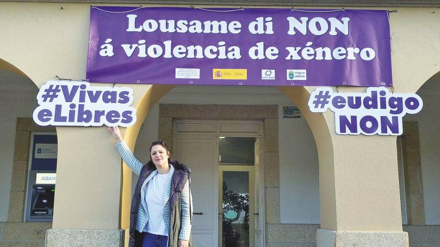 Material da campaña Eu digo NON á violencia de xénero dispoñible na fachada da casa consistorial. Foto: C.