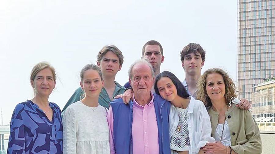 El rey emérito con sus hijas y algunos de sus nietos visitándole en Abu Dhabi. Foto: E.P.