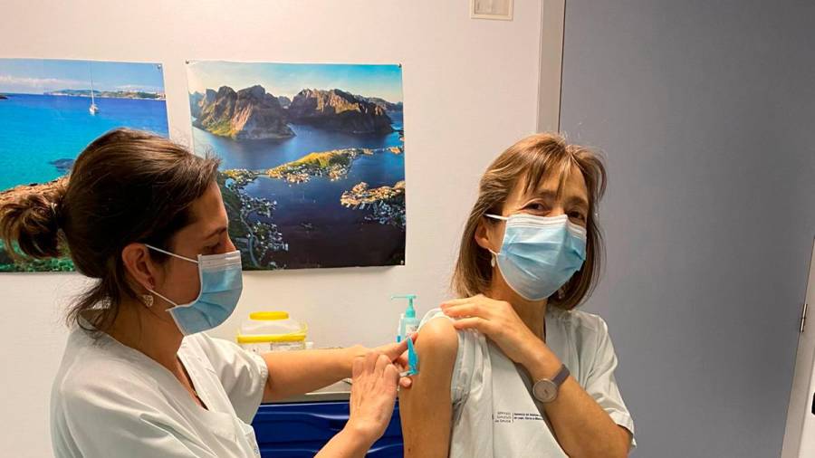 Carlota Gómez Fole, primera sanitaria en ponerse la vacuna ayer en el Hospital Universitario Lucus Augusti de Lugo Foto: EP