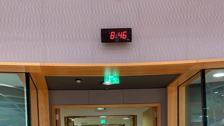 Un clásico: el reloj que marca la hora cuando las delegaciones abandonan el lugar del encuentro en el centro de Bruselas, casi ¡24 horas después. Foto: @RosaQuintanaMar