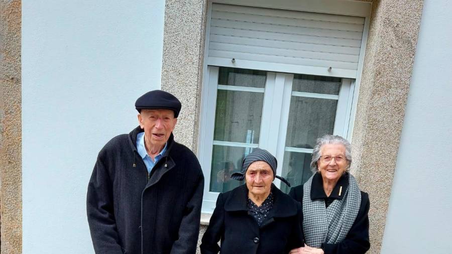 Segundo Varela coa súa muller, Pilar Vázquez, ambos de 102 anos, despois de recibir a vacina contra a COVID, coa súa veciña Florinda Ferreiro, de 98 anos. Foto: Carmen Riveiro