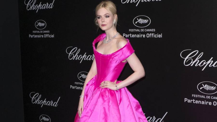 La actriz Elle Fanning luce un vestido de noche rosa en el 72º festival de Cannes, Francia. (Autor, Akhtar Soomro. Fuente, EFE)