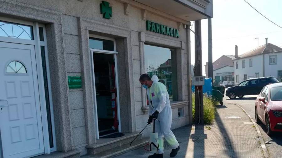 Desinfectan en Vimianzo o exterior dunha farmacia