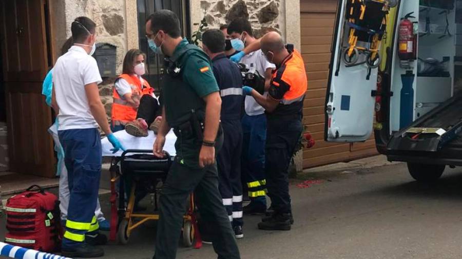 Equipos sanitarios y de la Guardia Civil prestando los primeros auxilios a la víctima el 13 de agosto de 2020. Foto: ECG