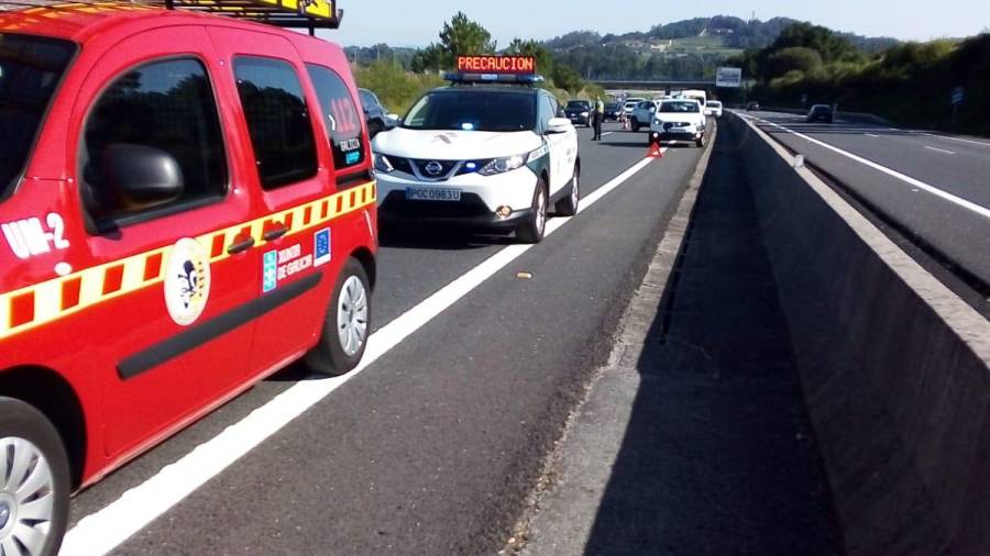 Imaxe da colisión este xoves de dous turismos na vía rápida do Salnés. FOTOS: EMERXENCIAS SANXENXO