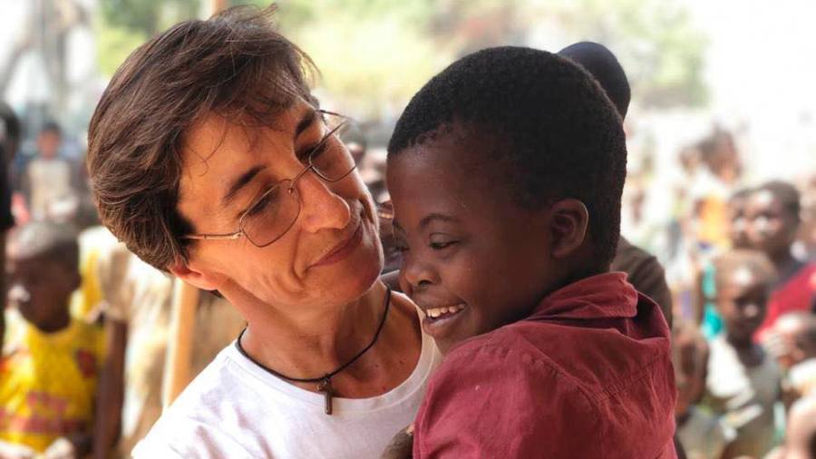 Estrella Arjomil cun dos nenos aso que brinda o seu apoio en Mozambique. Foto: C. V.