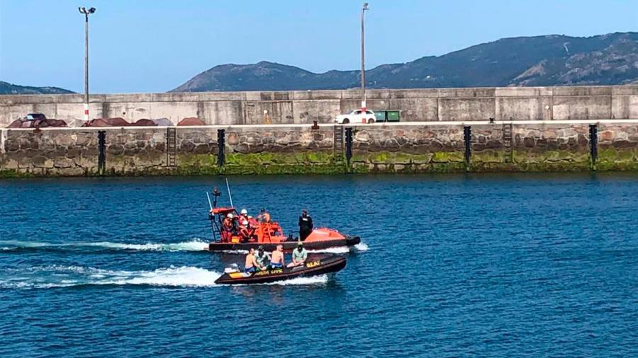 Muelle de Porto do Son. Buzos de los GEAS de la Guardia Civil que van a buscar a los desaparecidos por las inmediaciones de Punta Arnela