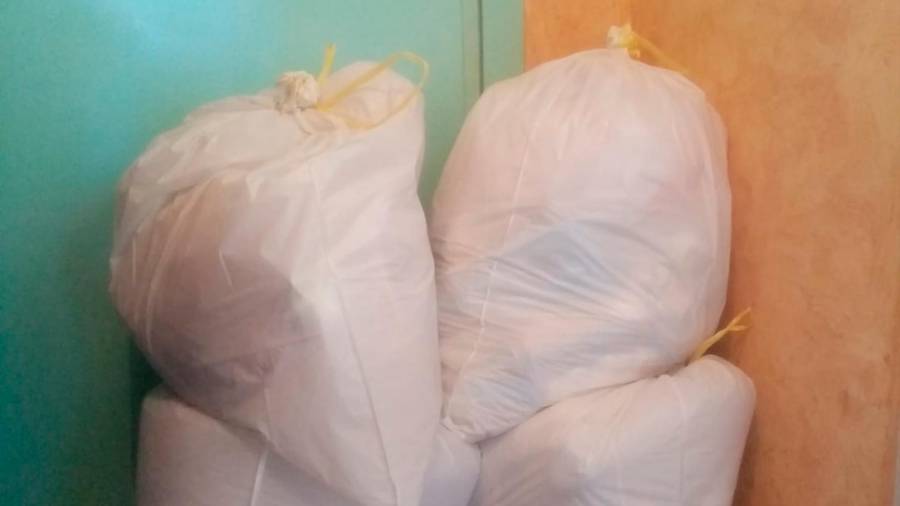 Bolsas de basura de la familia que está en cuarentena