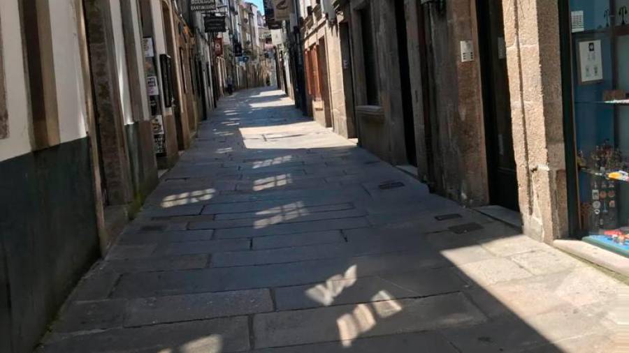 La rúa do Franco, ayer, completamente desierta. Foto: I.P.V.