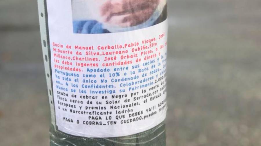 SALVATERRA. Uno de los carteles en los que se acusa a Adriano Pereira de ser testaferro de los narcos gallegos