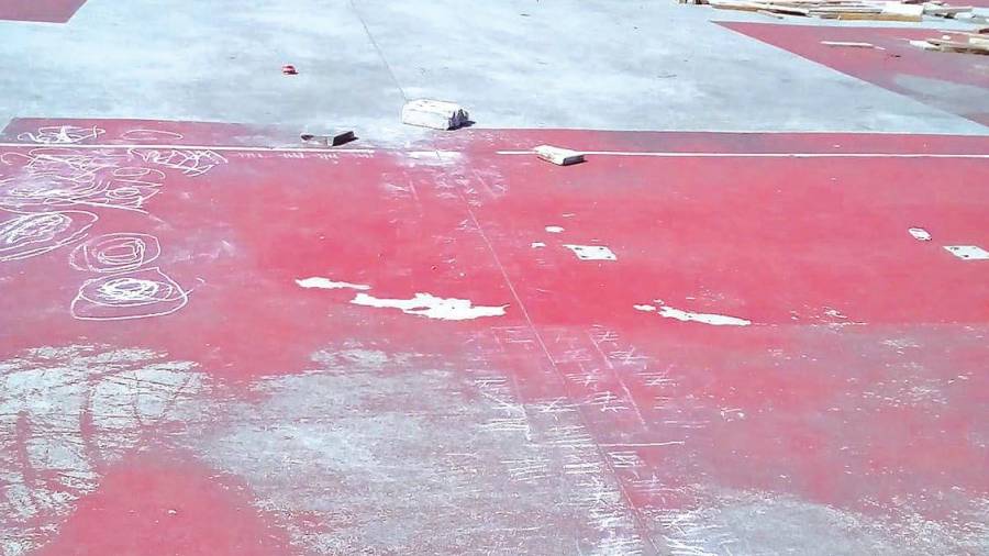 PELIGRO. Piedras y trozos de cemento inundan el suelo y hacen imposible patinar. Foto: ECG
