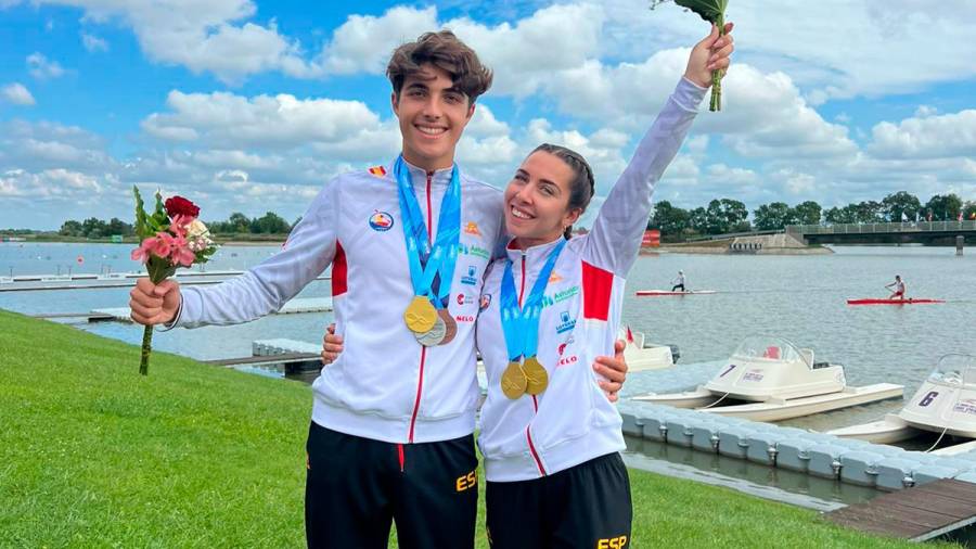 PIRAGÜISMO. Diego Domínguez y Antía Jácome posando con sus medallas. Foto: Fegapi
