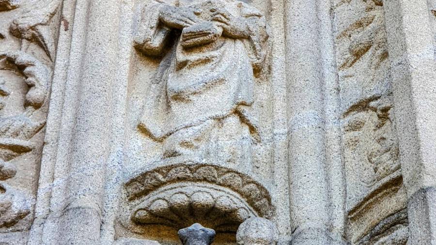 Peregrino en la fachada del Hostal. Foto: A. P.