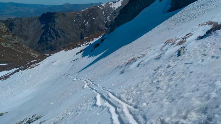 Huella dejada por el esquiador francés durante la subida de la cara norte de Peña Trevinca. Foto: T. S.