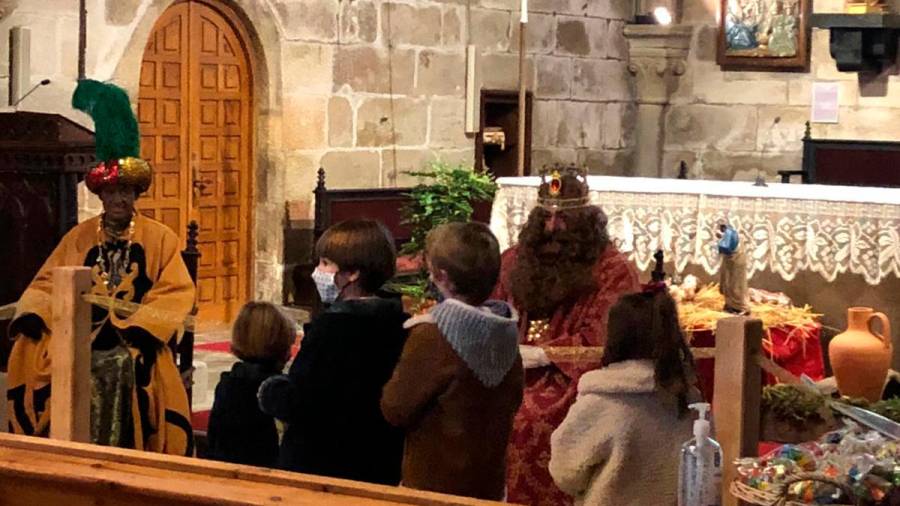 Niños y niñas de Muros en la recepción de los Reyes Mayos en la iglesia parroquial. Foto: C.M.