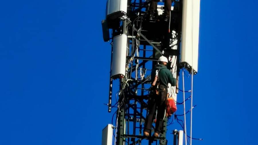 Dos trabajadores en altura trabajando en plena pandemia en una torre de telecomunicaciones. Foto: S. R.