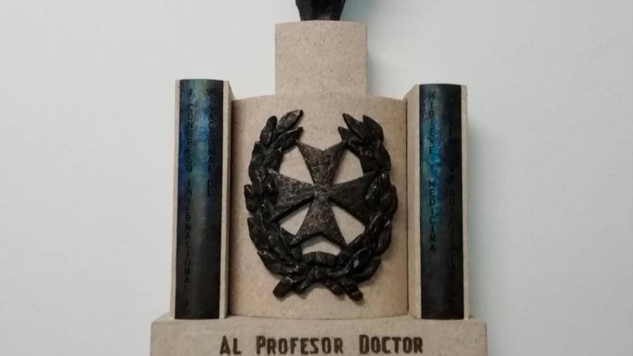Placa-homenaje al dr. Carmona
