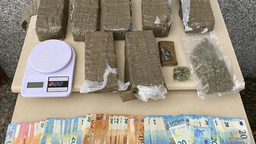 Droga, dinero efectivo y una báscula incautada en una operación contra el tráfico de drogas en Ourense Foto: P.N.
