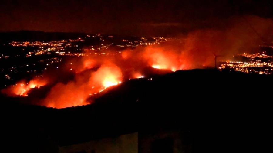 Incendio de Caldas visto durante la noche y en su inicio. Foto: Twitter @incendiosgalicia