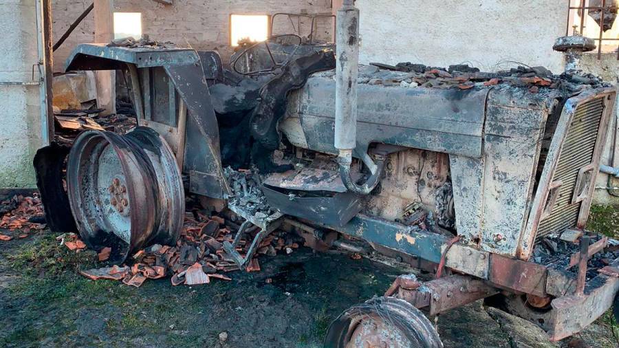 Estado en el que quedó el tractor calcinado en el establo de Lañas. Foto: AG