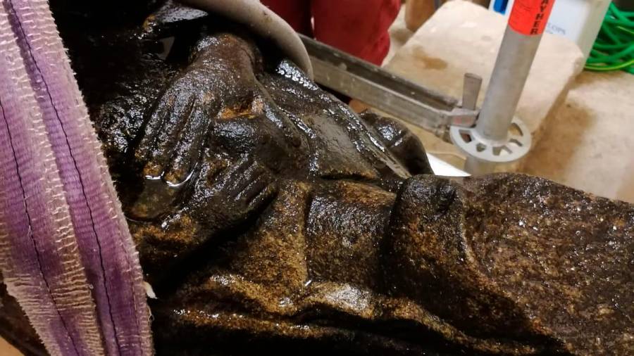 Remata a primeira fase da limpeza da escultura descuberta no río Sar