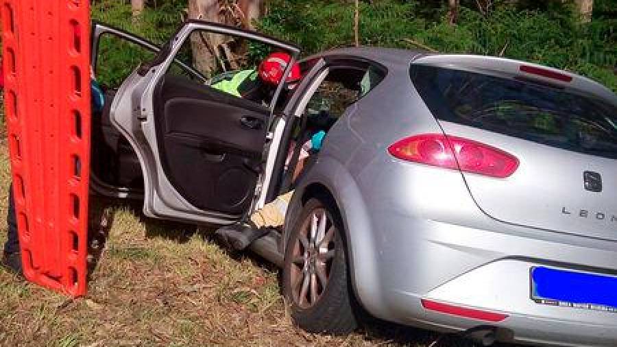 Efectivos de emergencias durante la excarcelación del conductor del vehículo accidentado en Ribeira. Foto: Protección Civil de Ribeira