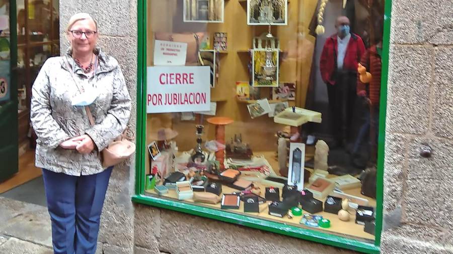 María Luz Eiroa García-Garabal ayer frente al establecimiento que hoy cierra sus puertas. Foto: Cedida