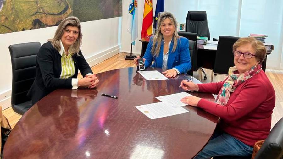 Rebeca Rodríguez, á esquerda, Mónica Rodríguez e María Carmen Vázquez, asinando o convenio de colaboración. Foto: C. V.