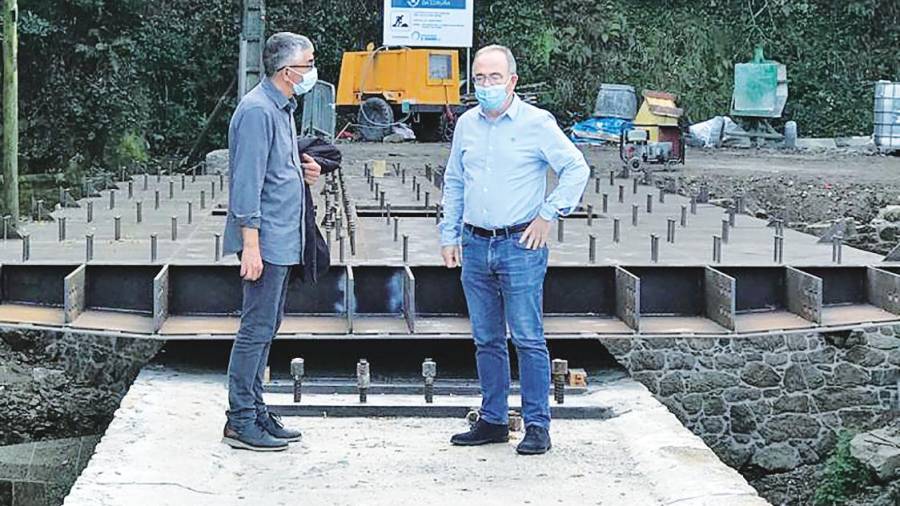 O alcalde (d.) e o concelleiro José Manuel Pichel, durante unha visita ás obras da Ponte de Vidán. Foto: CdS