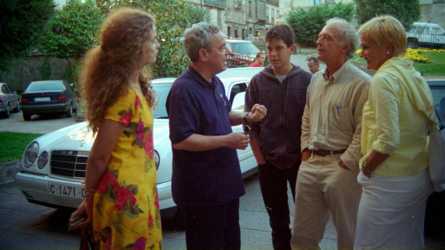 RECUERDOS. Eusebio Leal en la imagen de arriba con varios miembros de la Orden de la Vieira; y abajo, en una visita con amigos a Santiago.