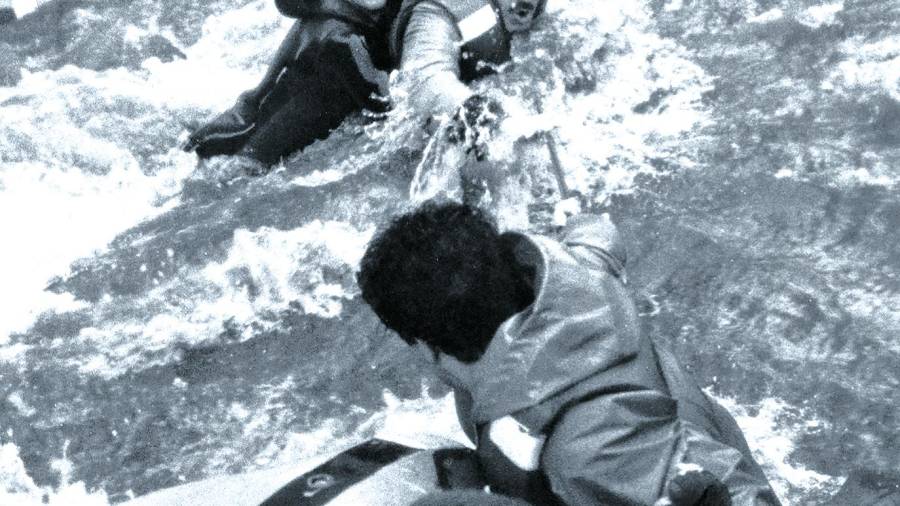 Manolo Blanco, en el centro, rescatado tras las graves inundaciones sufridas en Padrón en el año 1989
