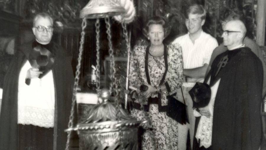 1989. La Reina Beatriz de Holanda, y su familia, visitan Santiago de Compostela. En la fotografía, junto con el canónigo Jesús Precedo, a la izquierda, mirando el botafumeiro en la Catedral. (Fuente, Manolo Blanco para El Correo Gallego).