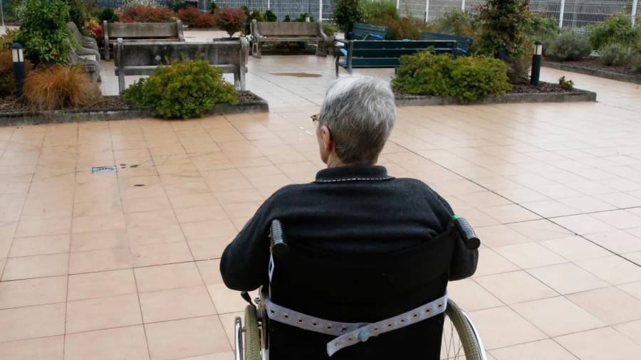 coidados. Unha señora maior dependente, na súa cadeira de rodas. Foto: Fernando Blanco