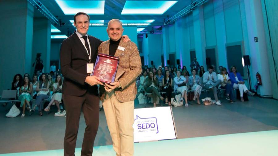 Juan Carlos Pérez Varela, ortodoncista gallego y Presidente de la Sedo, recibiendo reconocimiento a su labor de divulgación de manos del Presidente de la WFO