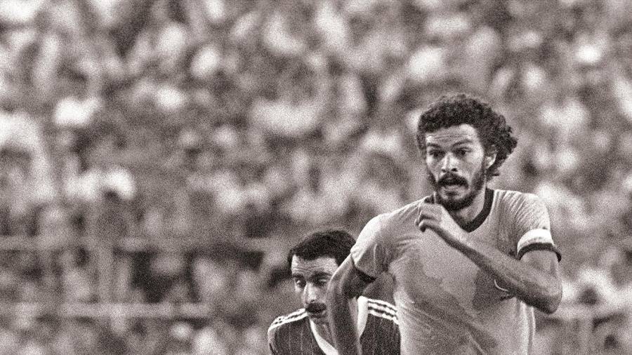 SóCRATES, durante el partido entre Brasil y la Unión Soviética en el estadio Sánchez Pizjuán, en el Mundial de España de 1982