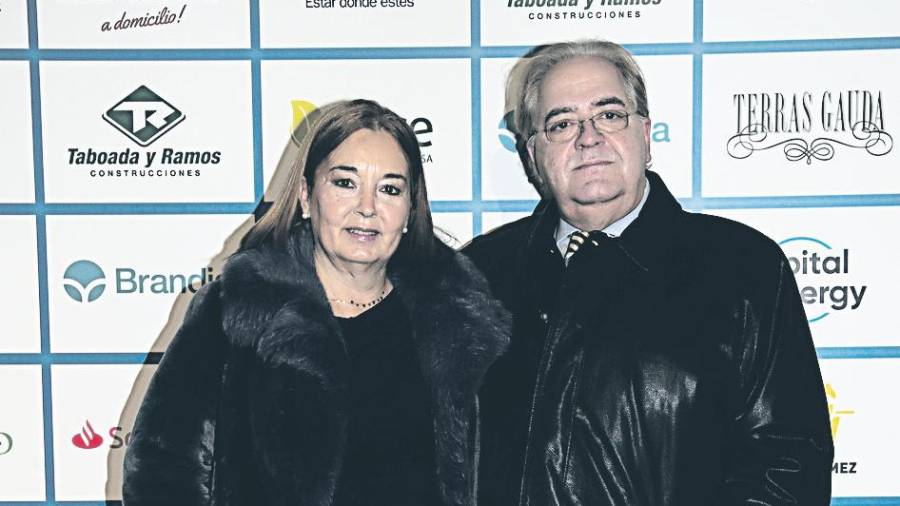 Javier Hernández Pasín con su mujer, Mari Carmen Penido, posan en el ‘photocall’ tras la gala