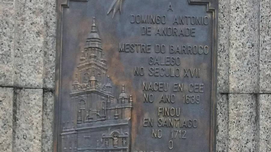 Placa do monumento a Domingo Antonio de Andrade, en Cee, coa silueta da Catedral compostelana. Foto: J. R. R.