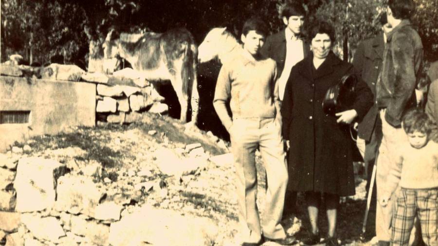 Ramiro Viqueira Camaño (no centro) xunto á súa nai desfrutando do San Martiño alá polo ano 1970. Foto: Arquivo Municipal de Teo, a doazón de Ramiro.