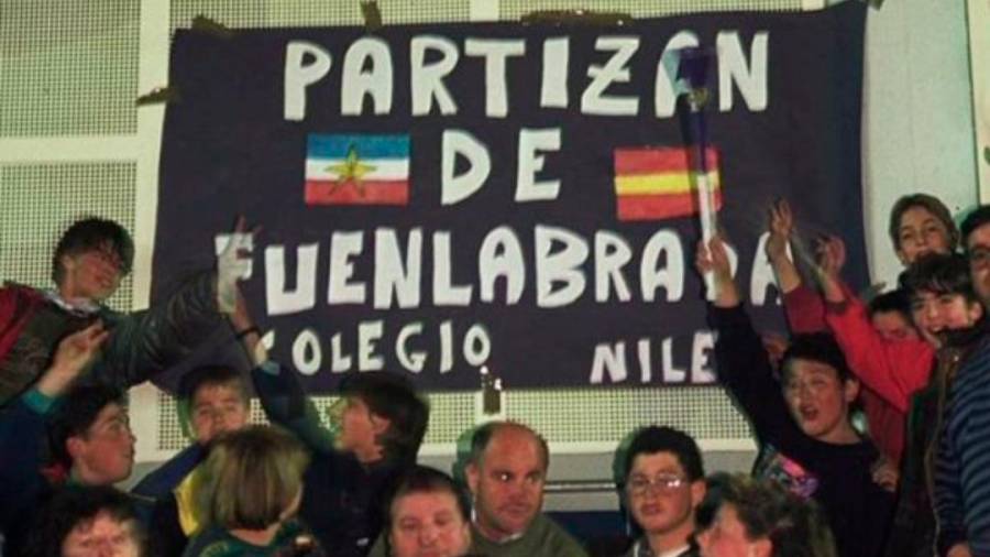 1991-1992. Pancarta del Colegio Nile de Fuenlabrada en un partido, foto que hoy el Partizan vende como camiseta. Foto: colegionile.es