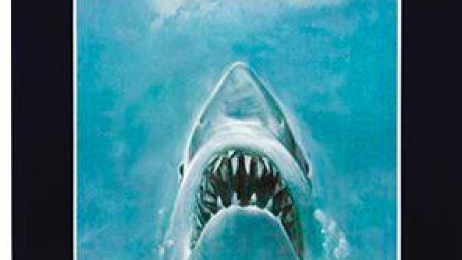 1975. Otro de los carteles más reconocidos del cine es el de Roger Kaste. En él muestra el momento justo antes de que el gran tiburón blanco ataque a Chrissie Watkins y convirtió el tiburón en una amenaza más realista con todas esas filas de dientes al descubierto. (Fuente, www.xerox.com y es.wikipedia.org)