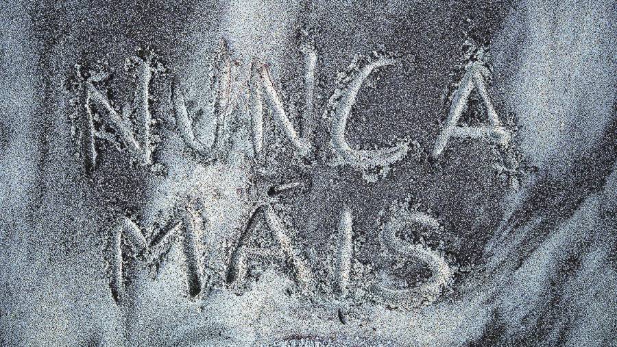 palabras Nunca Máis, plataforma ciudadana nacida tras el Prestige, escritas en una playa de Carnota. Foto: Efe