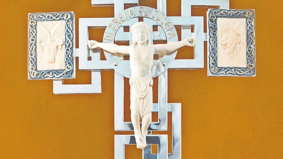 LA CATEDRAl de Santiago acaba de incorporar esta cruz de plata a su ornamentación litúrgica. Foto: ECG