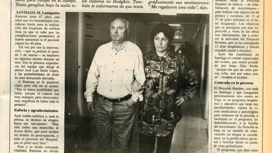 Noticia publicada en 1993 por EL CORREO GALLEGO en la que una vecina de Carnota abandona, junto a su marido, el hospital de Galeras, tras convertirse en la primera trasplantada de Galicia.