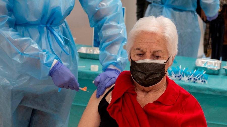 INMUNIZACIÓN. Una mujer recibe la vacuna contra el COVID en el Complejo Hospitalario Universitario de Ourense (CHUO) durante la campaña de vacunación de mayores de 80 años en Galicia. Foto: EFE/Brais Lorenzo