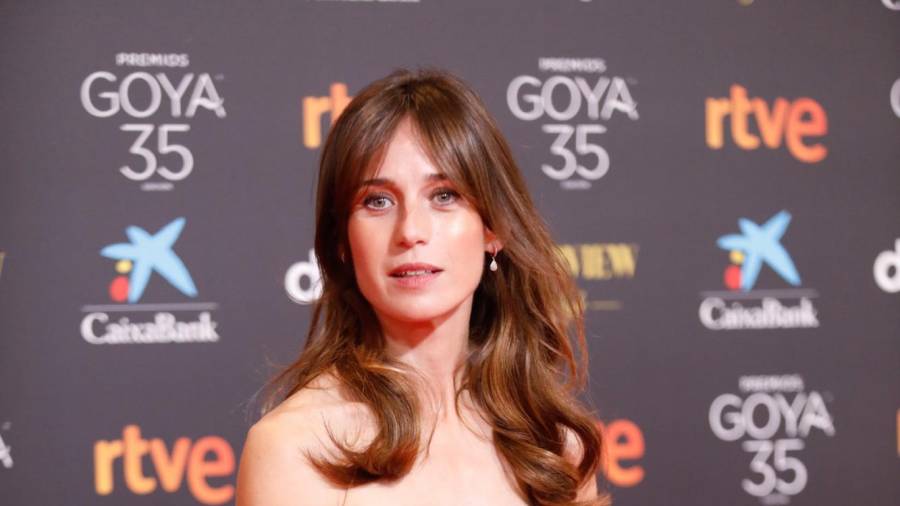 La actriz Marta Etura, posa en la alfombra roja en la 35 edición de los Premios Goya en el Teatro del Soho CaixaBank de Málaga a 6 de marzo del 2021. Álex Zea / Europa Press