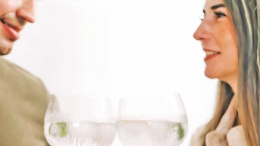 Una pareja disfruta de un gin tonic elaborado con 25 Lolitas