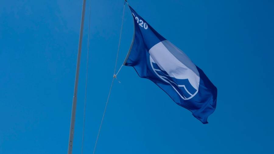 A bandeira azul loce desde onte na praia ribeirense de Coroso