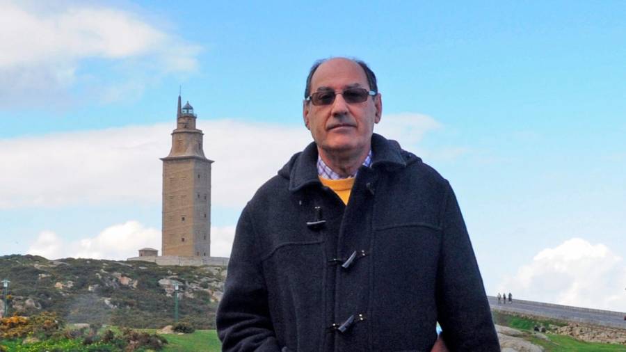 Manuel Monge González, coa torre de Hércules detrás Foto: Almara 